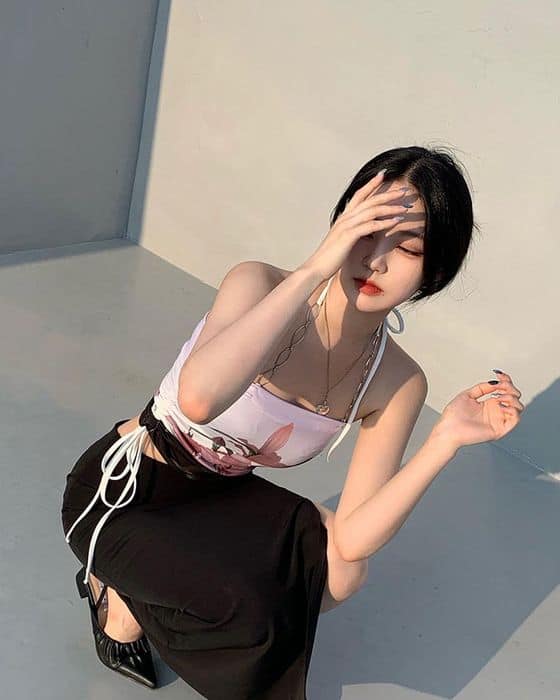 Hình ảnh gái xinh chụp hình che mặt đẹp tự nhiên