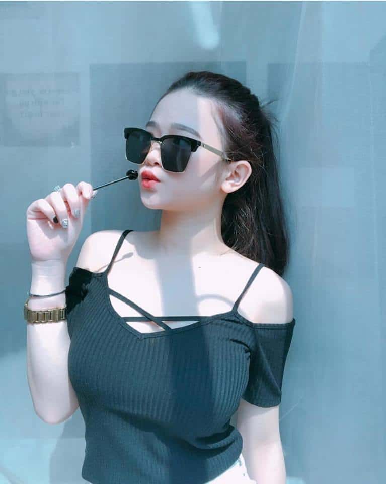 Hình ảnh con gái cute dễ thương đeo kính