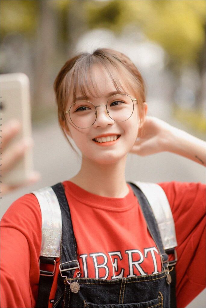 Hình gái xinh đeo mắt kính dễ thương