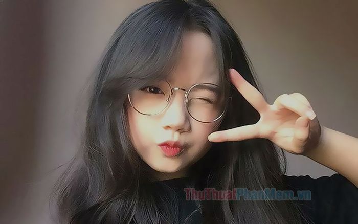 Nét duyên dáng của gái xinh tóc dài đeo kính