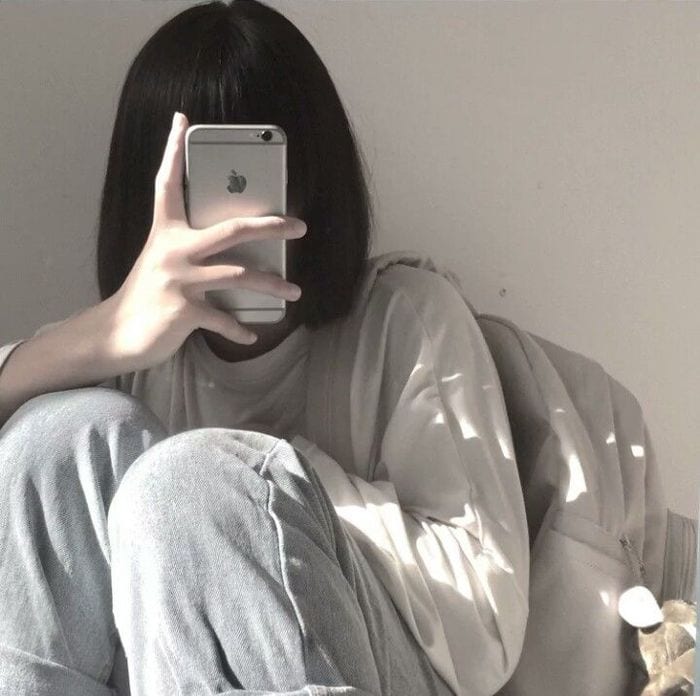 Ảnh gái xinh tóc ngắn chụp hình che mặt