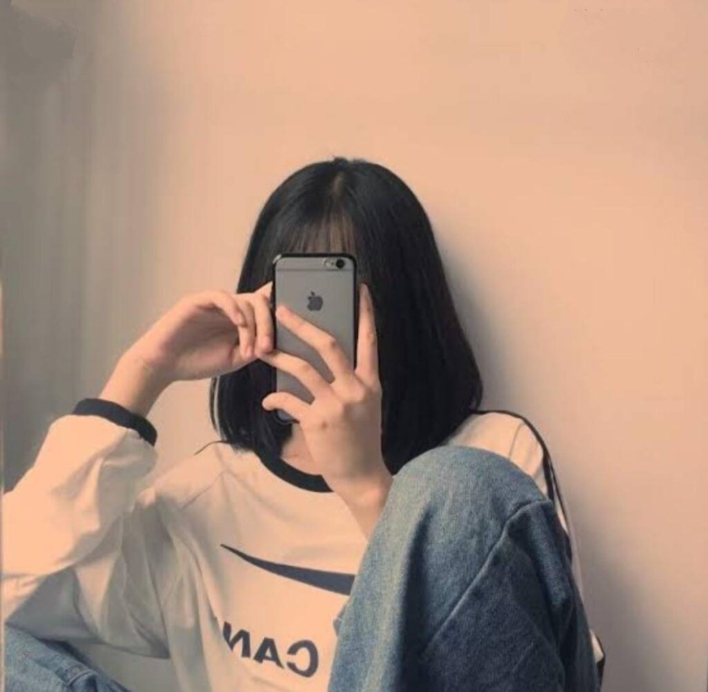 Hình gái xinh tóc ngắn che mặt bằng điện thoại dễ thương