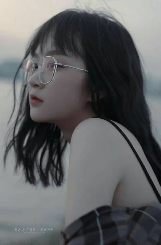 Hình gái xinh tóc ngắn đeo kính đầy cá tính