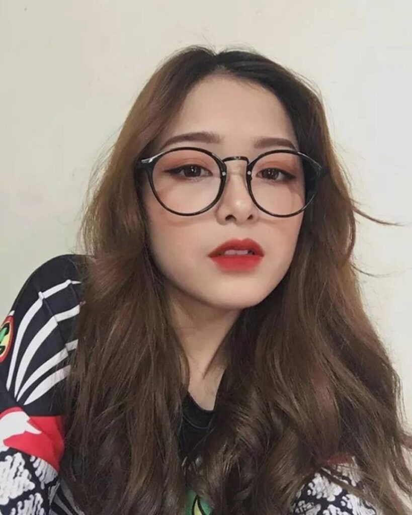Gái xinh tóc dài bồng bềnh đeo kính cận khiến ai cũng mê mẩn