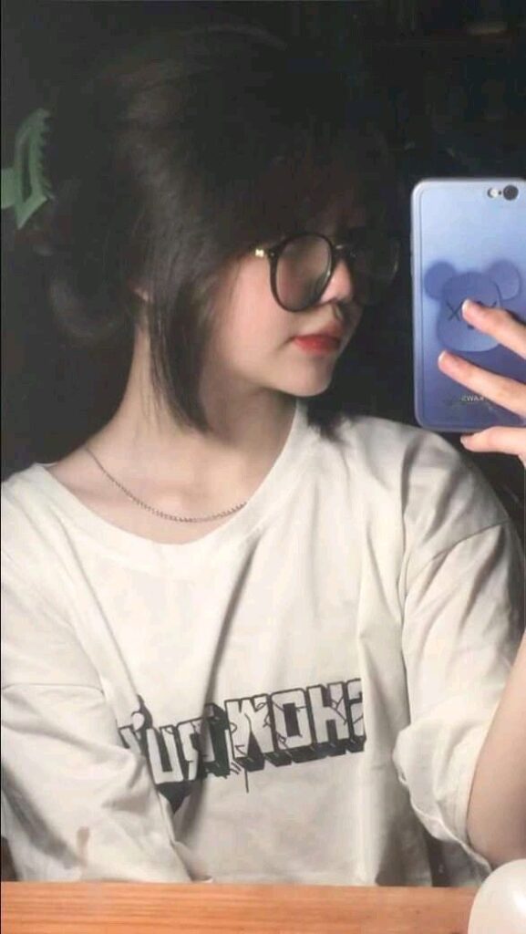 Hình gái xinh đeo kính chụp ảnh trước gương