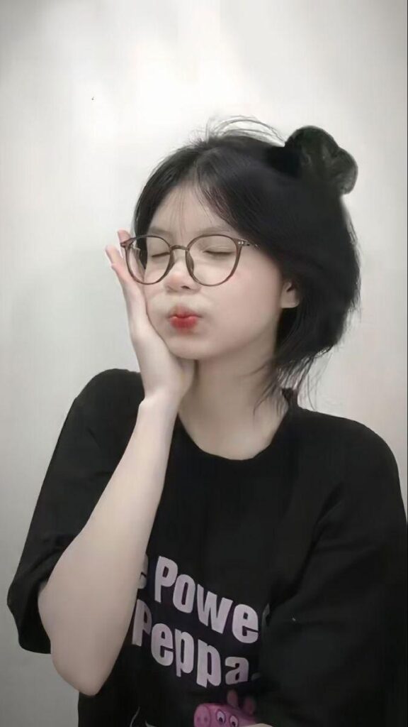 Gái xinh đeo kính tạo dáng chu mỏ đáng yêu