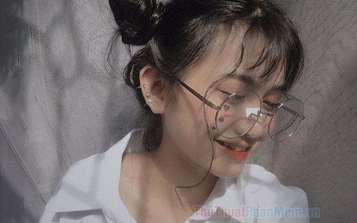 Hình gái xinh đeo mắt kính che mặt