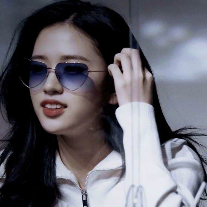 Hình ảnh con gái cute dễ thương đeo kính
