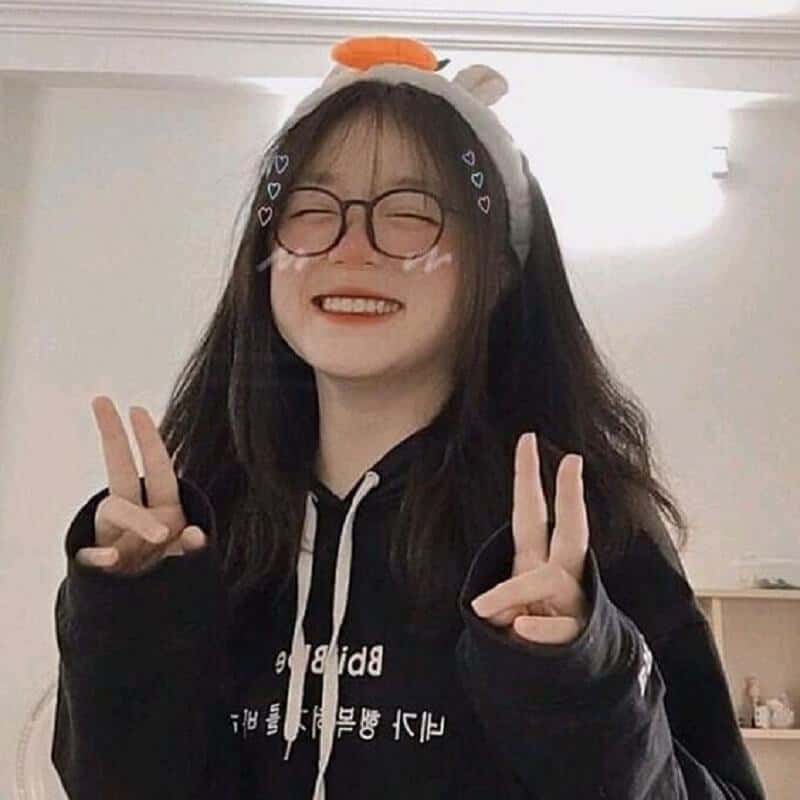 Gái đẹp tóc dài đeo kính tạo dáng cute