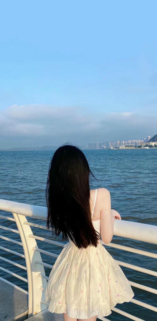 Hình nền cô gái xinh đẹp tạo dáng che mặt