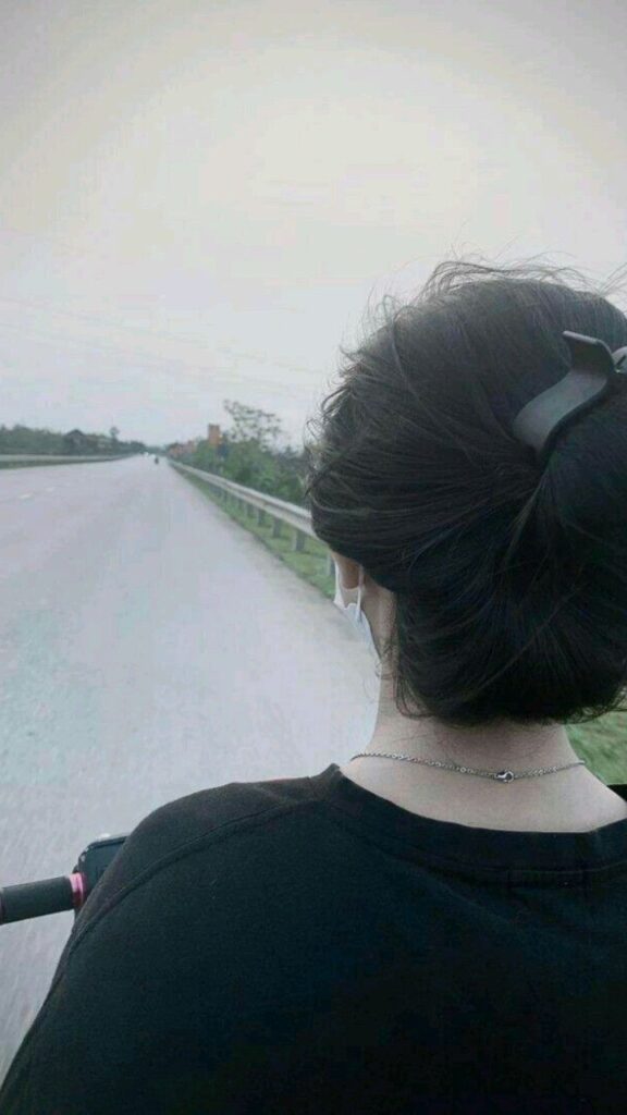 Hình gái xinh che mặt thư giãn