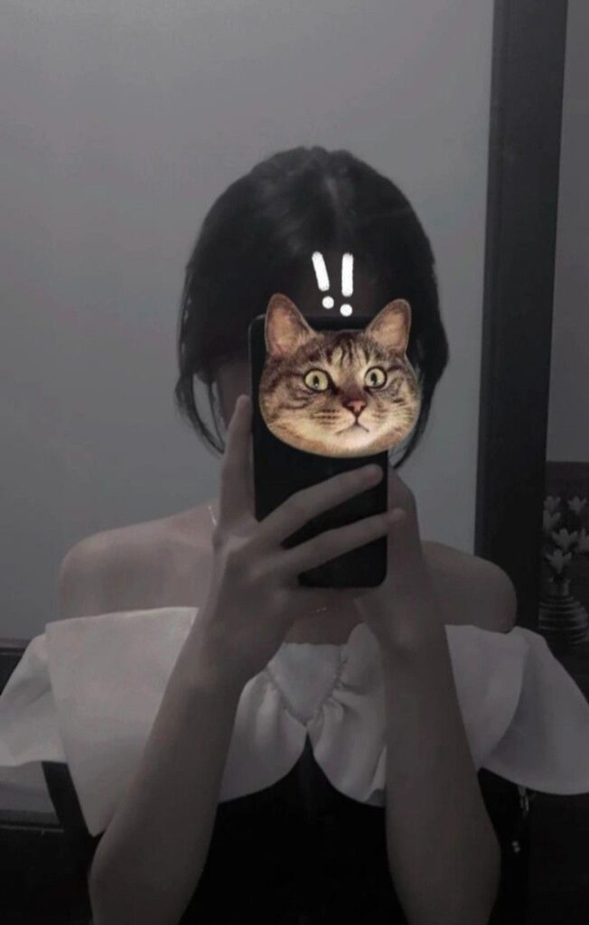 Hình gái đẹp che mặt cute