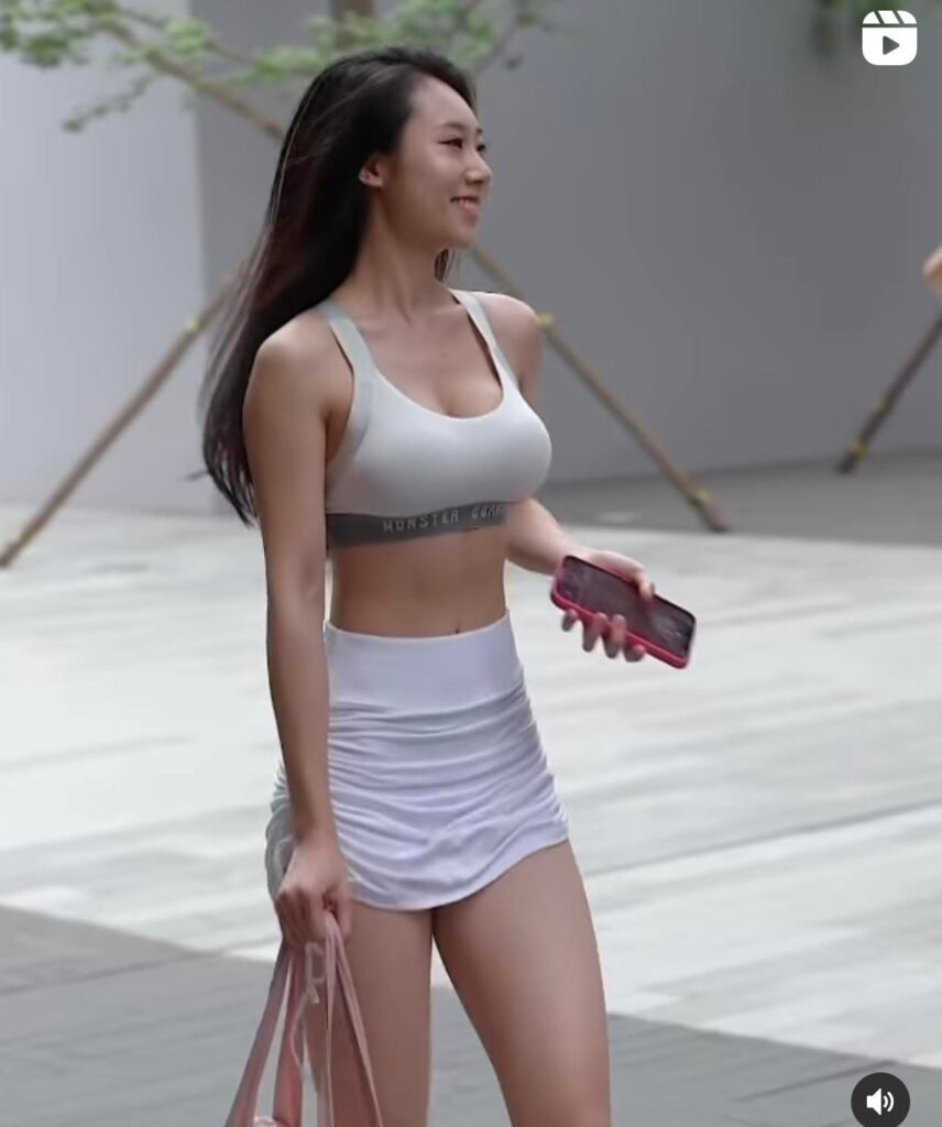 Gái xinh mặc váy ngắn màu trắng ôm body sexy