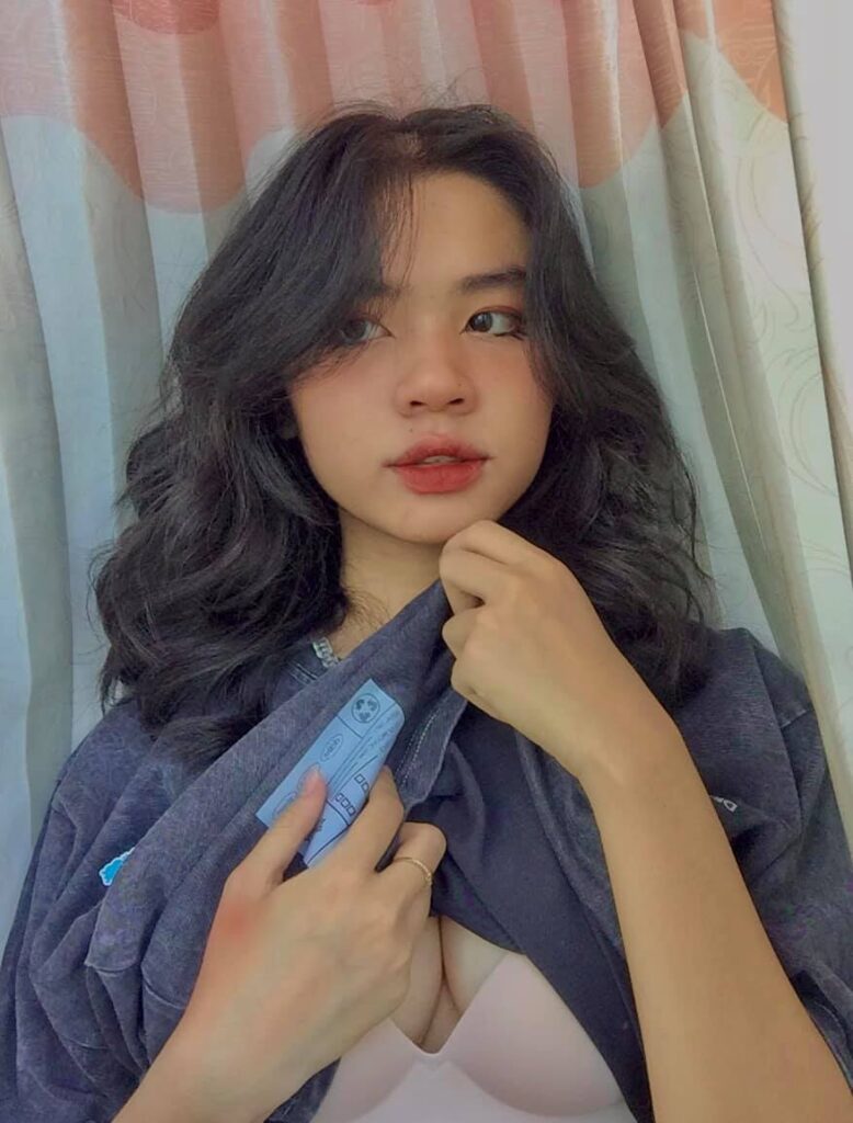 Ảnh gái xinh khoe vú