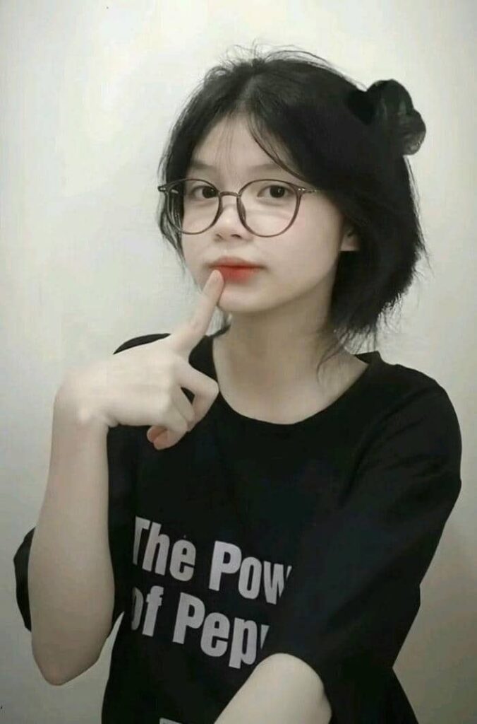 Hình gái xinh tóc dài đeo kính cute