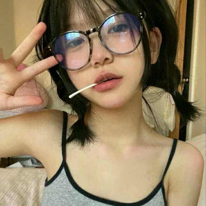Ảnh gái xinh tóc ngắn đeo kính dễ thương