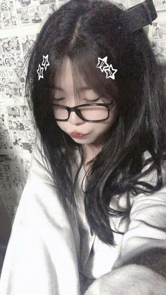 Gái xinh đeo kính cute
