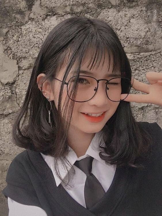 Hình gái xinh tóc dài đeo kính cute