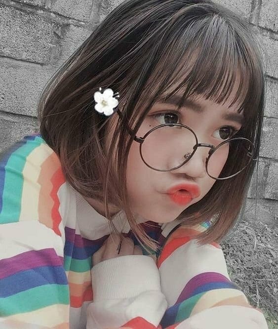 Hình ảnh con gái cute tóc ngắn đeo kính