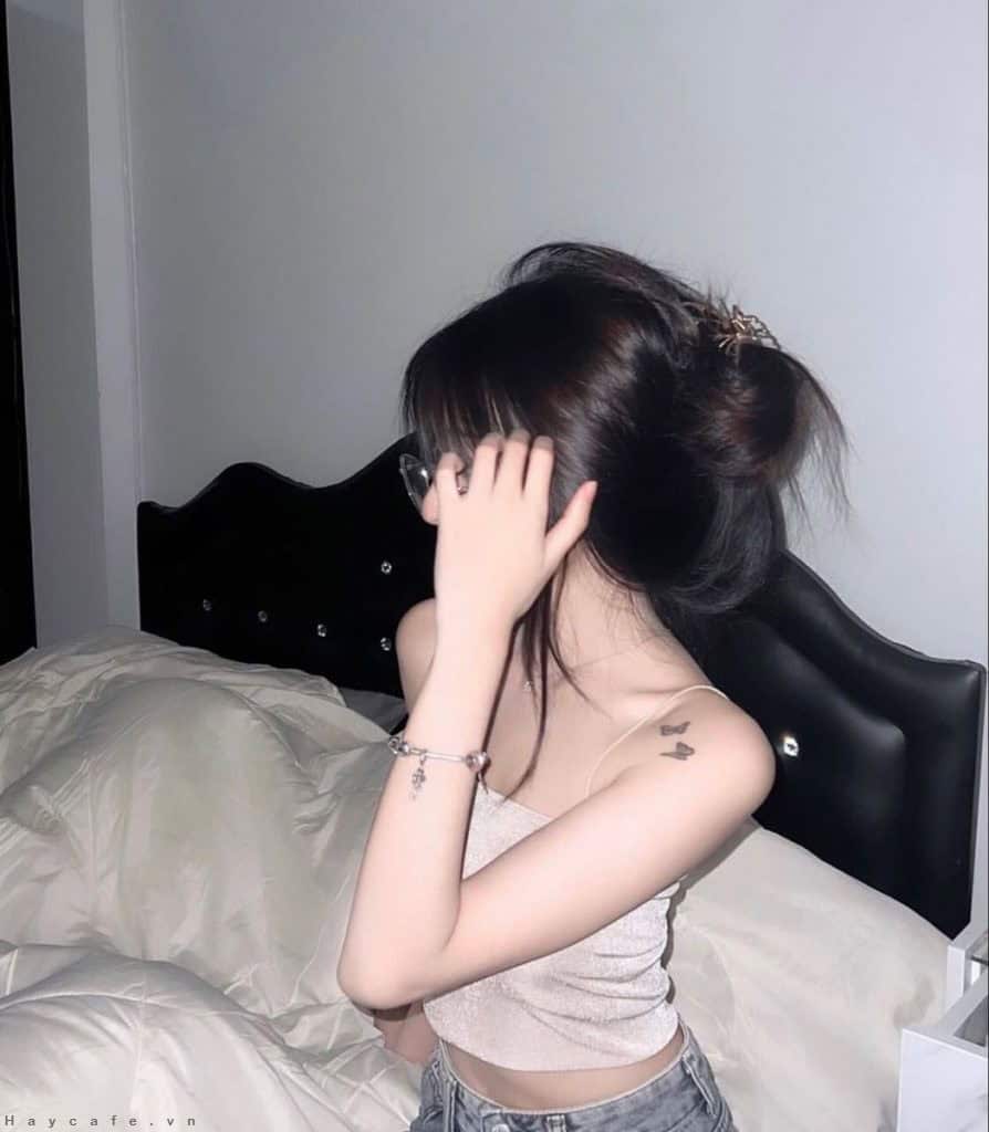 Hình ảnh con gái cute che mặt