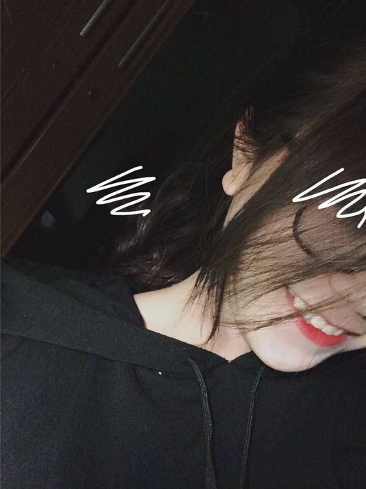 Hình gái xinh che mặt với nụ cười rạng rỡ