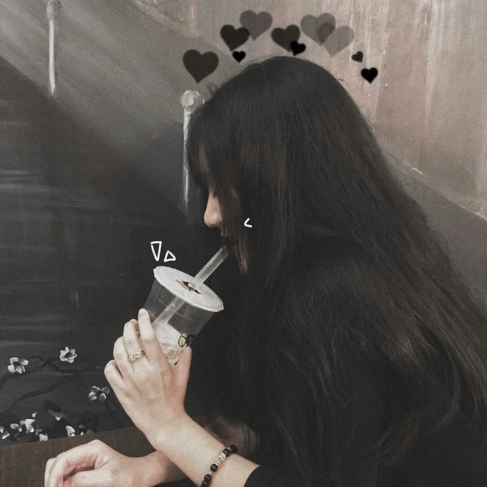 Hình gái dễ thương tóc ngắn che mặt