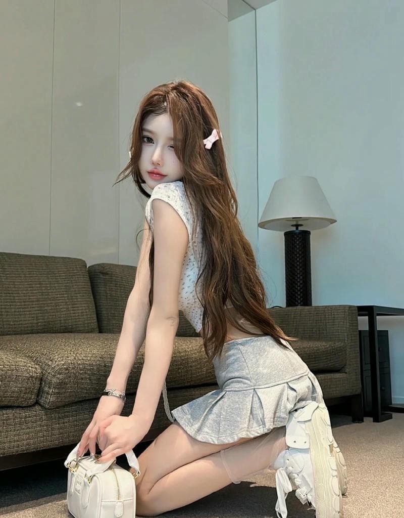 Ảnh gái mặc váy ngắn tạo dáng xinh như búp bê