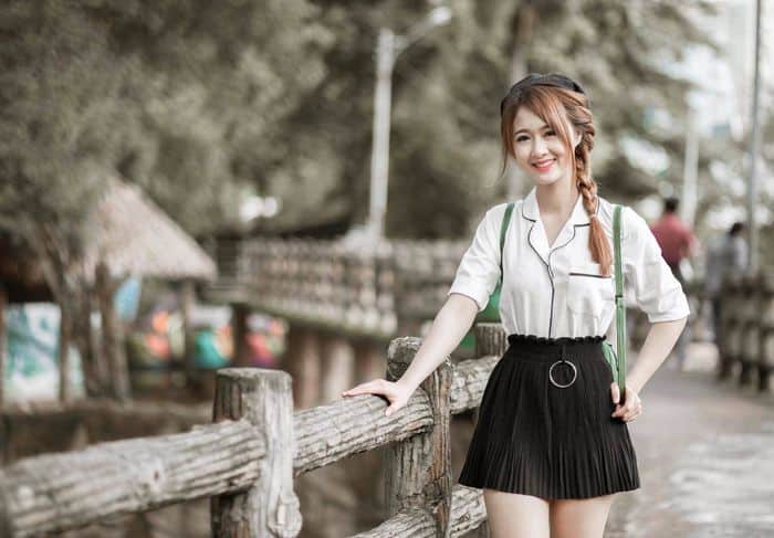 Tải hình nền gái xinh mặc váy ngắn cho máy tính