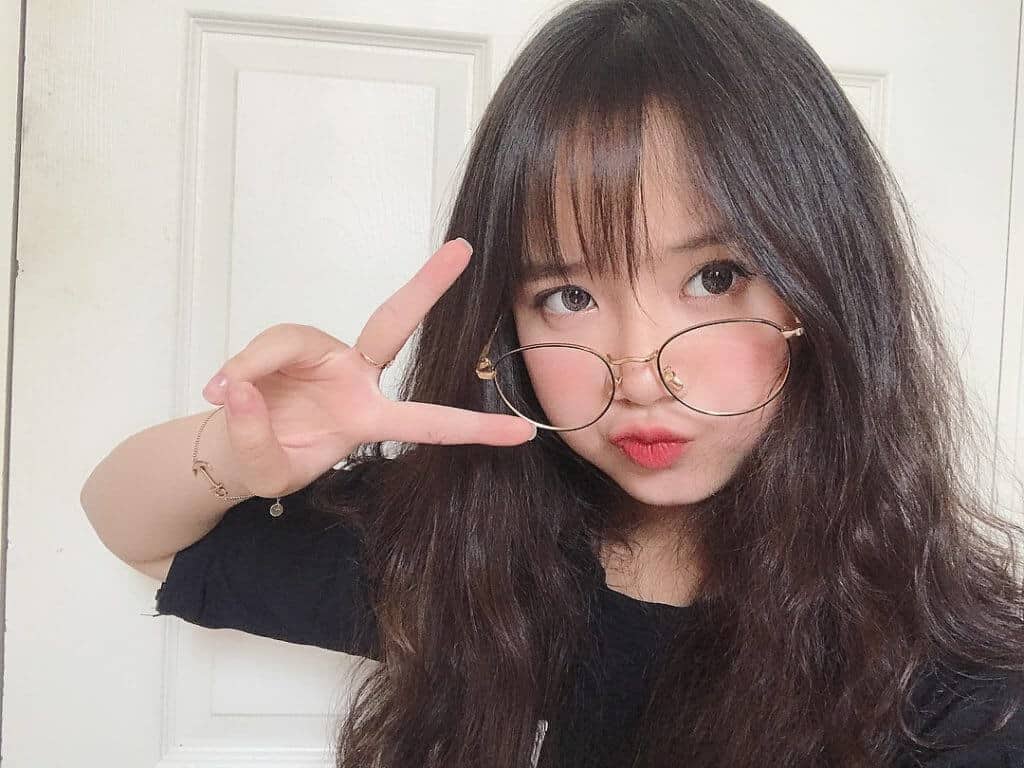 Gái xinh tóc dài đeo kính