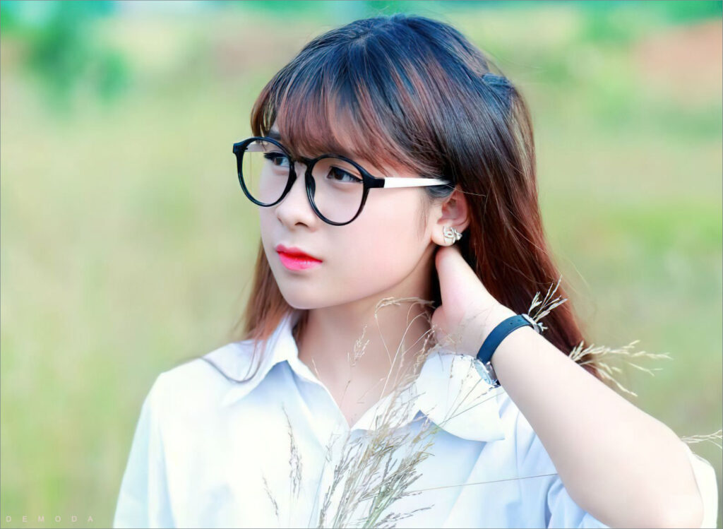 Ảnh gái đẹp tóc dài đeo kính tạo dáng