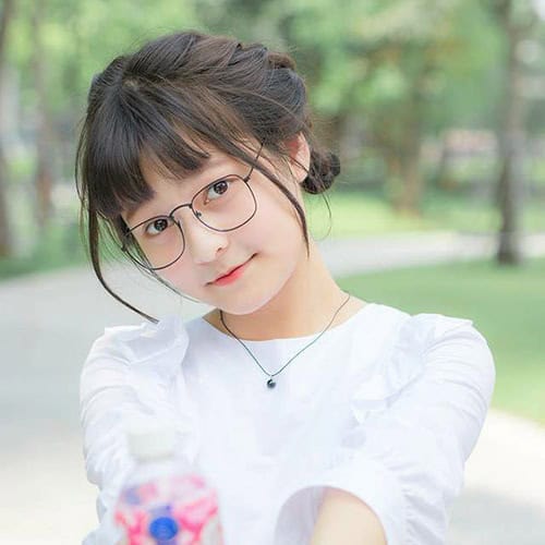 Hình gái xinh 2k4 đeo kinh cute