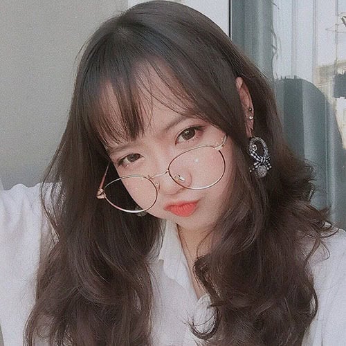 Hình gái xinh đeo kính tạo dáng chu mỏ