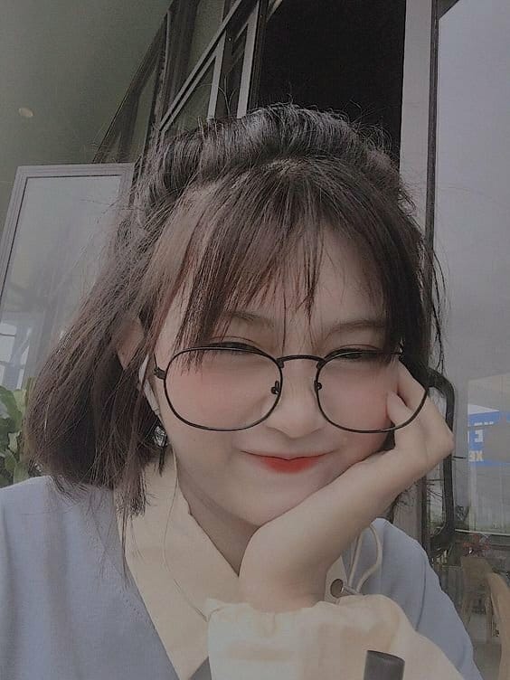 Hình gái xinh 2k7 đeo kính tạo nét duyên dáng