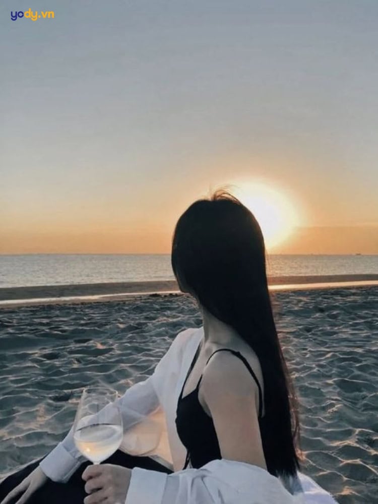 Gái xinh chụp hình che mặt ngắm hoàng hôn