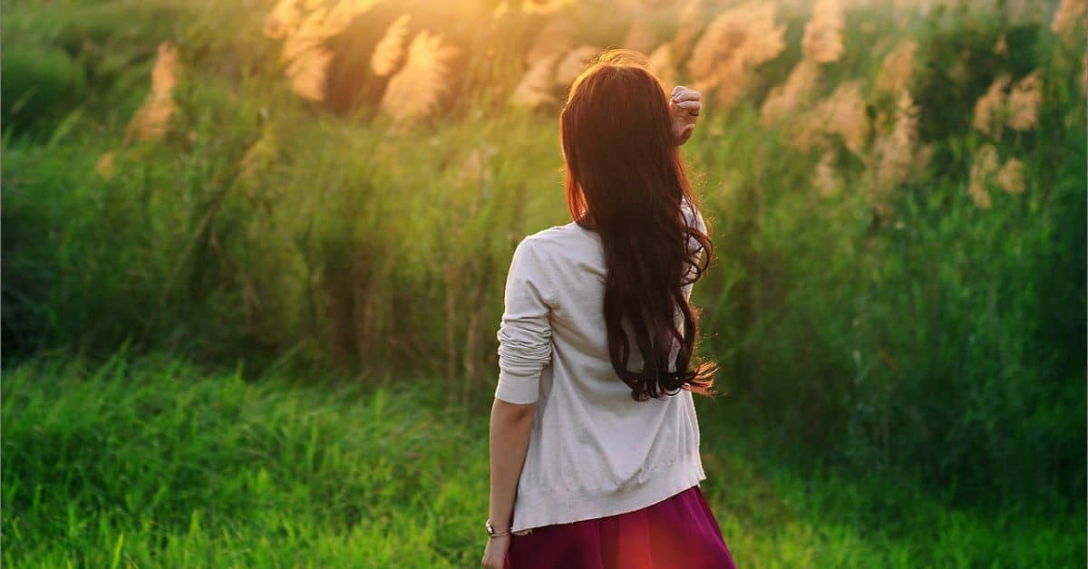 Tải ảnh nền girl xinh tâm trạng