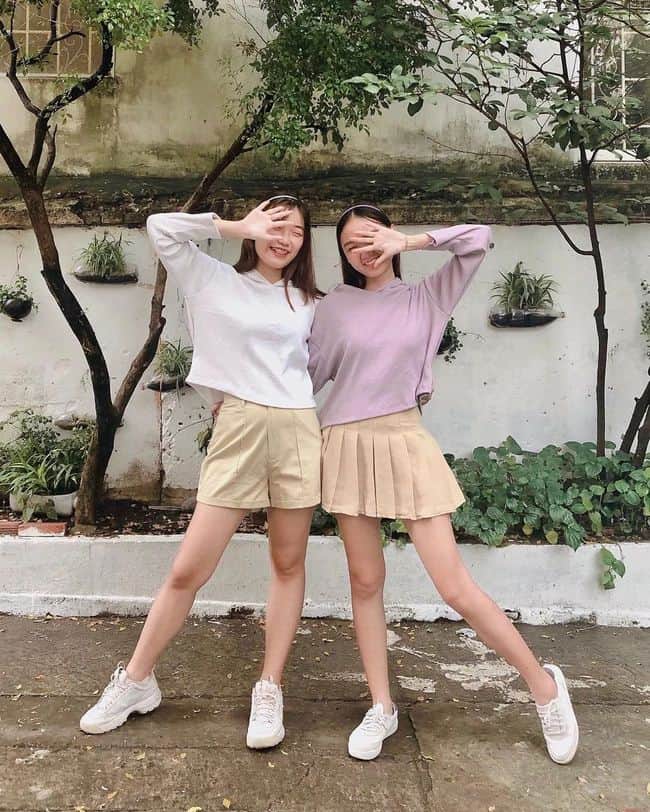 Bộ đôi gái xinh mặc váy ngắn chụp ảnh tạo dáng cute