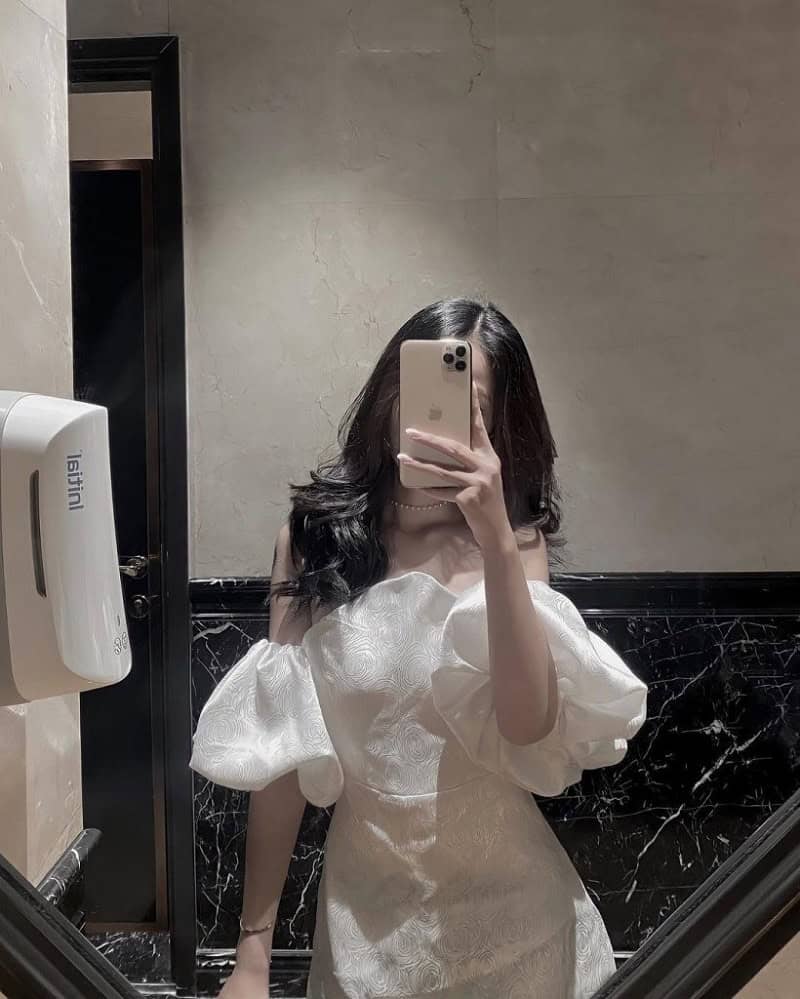 Gái xinh chụp ảnh che mặt cute trước gương