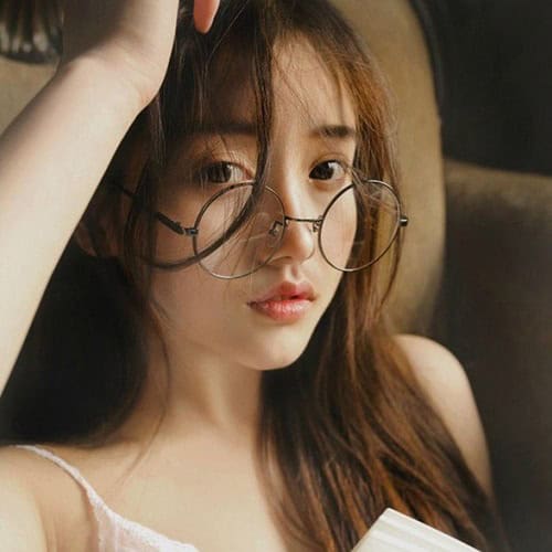 Ảnh gái đẹp tóc dài đeo kính thật quyến rũ
