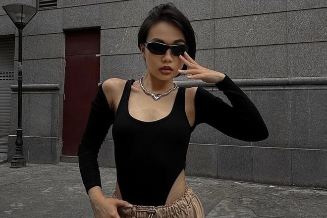Hình gái múp khoe vòng 1 đầy đặn