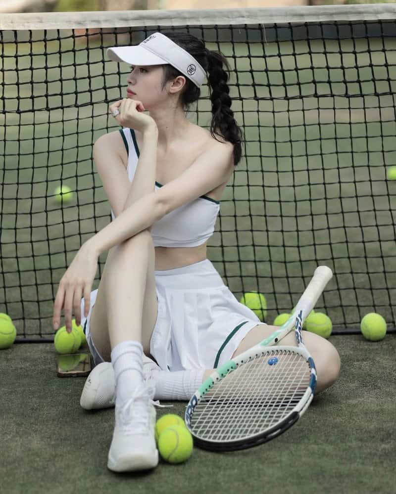 Gái xinh mặc váy siêu ngắn trên sân tennis