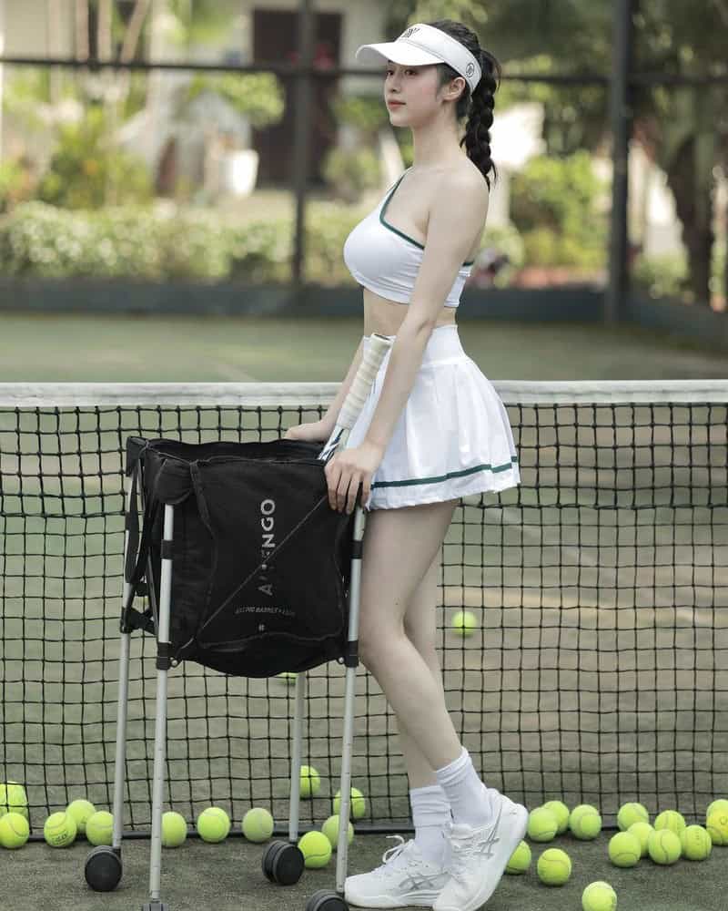 Gái xinh Việt Nam mặc váy ngắn chơi tennis