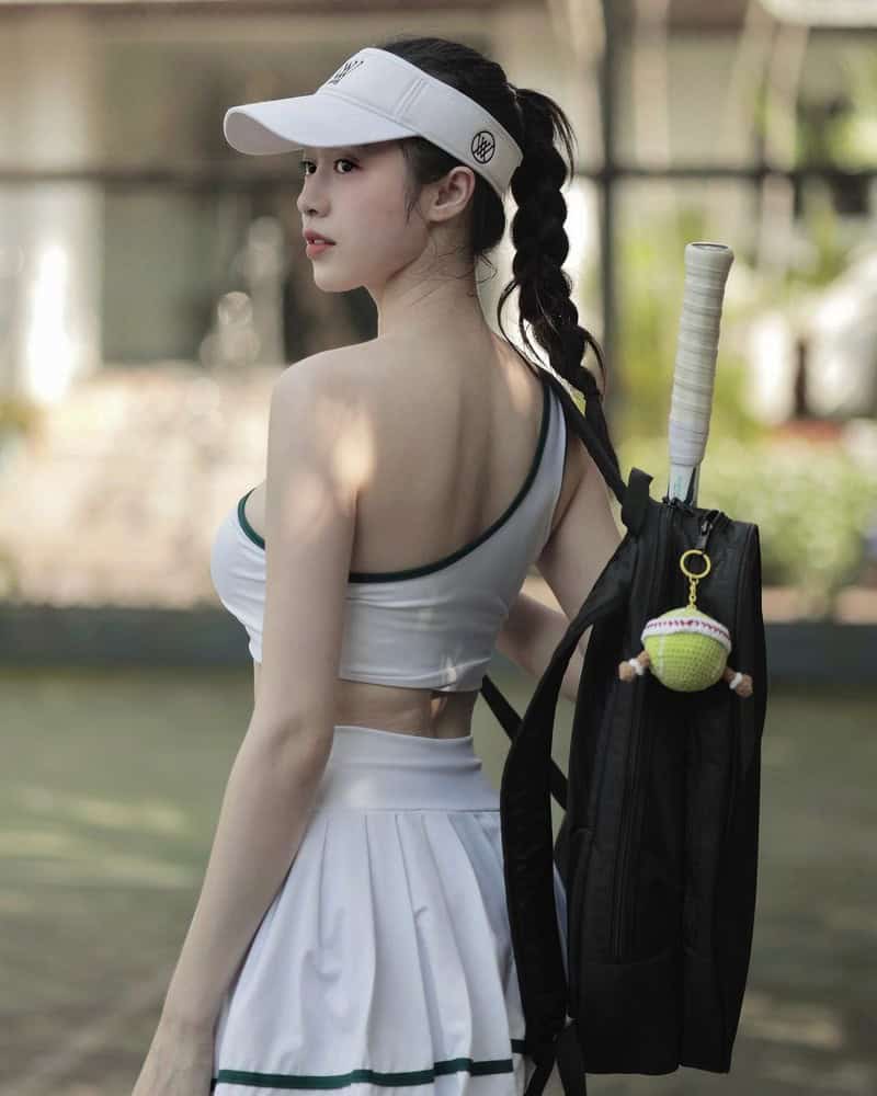 Gái tập gym mặc váy ngắn chơi tennis