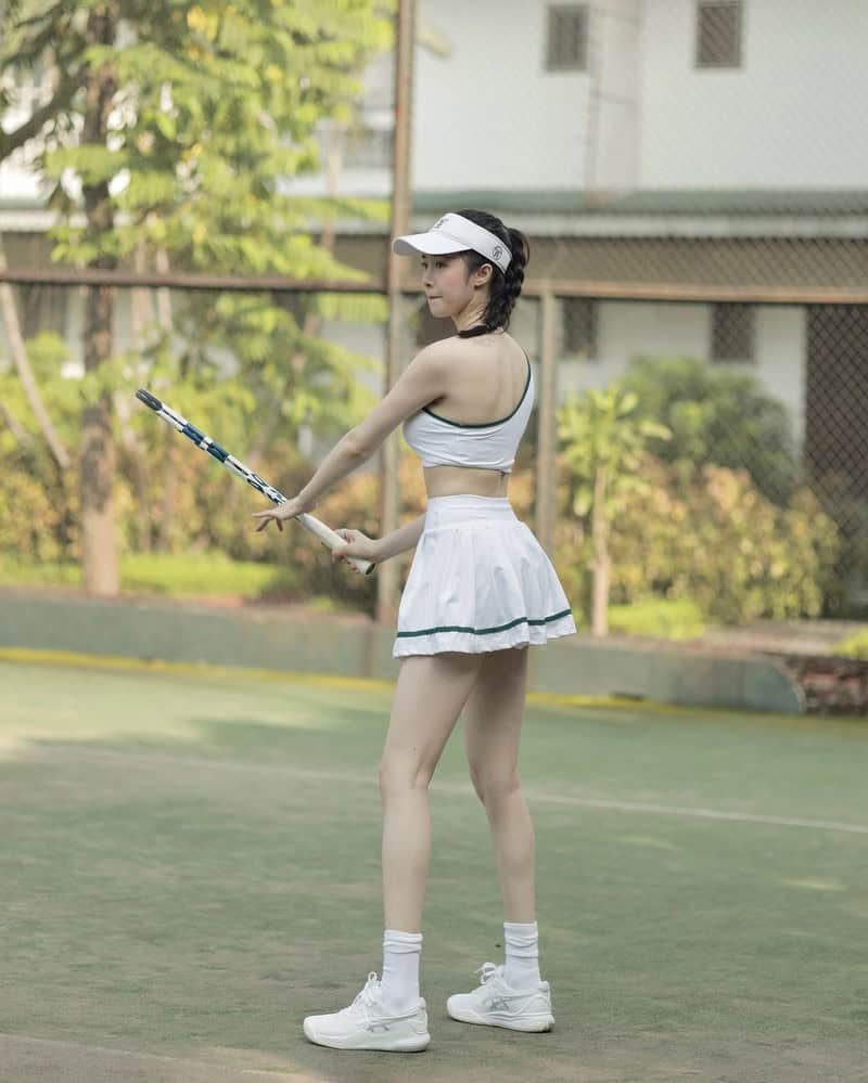 Gái đẹp mặc váy ngắn đánh tennis cực cháy