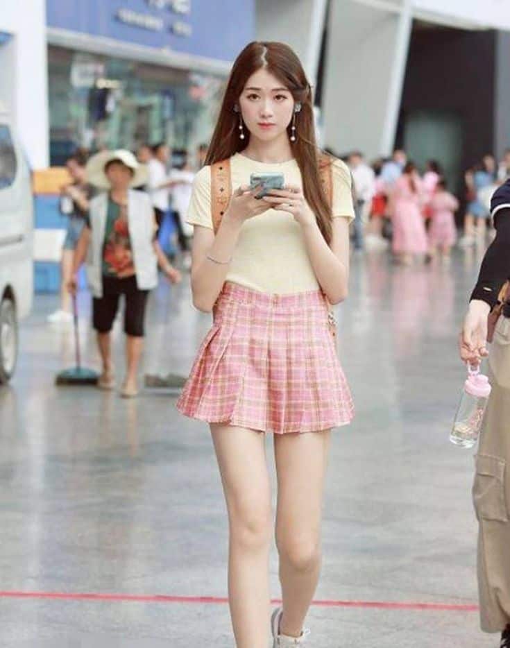 Hình ảnh gái xinh mặc váy xếp ly ngắn cực ngầu