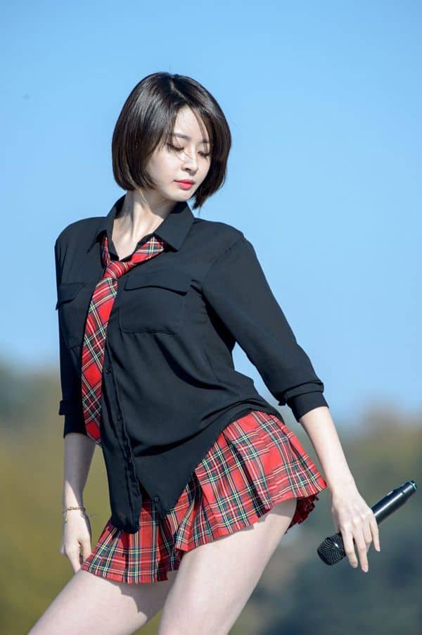 Ảnh girl xinh mặc váy ngắn màu đen