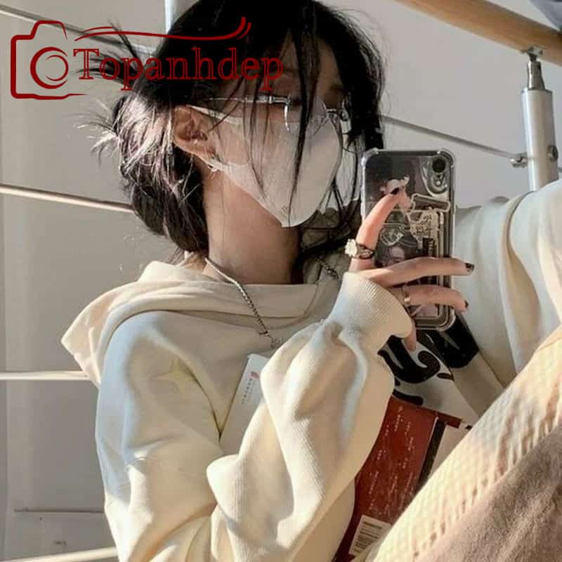 Gái xinh chụp ảnh che mặt bằng điện thoại tạo phong cách riêng
