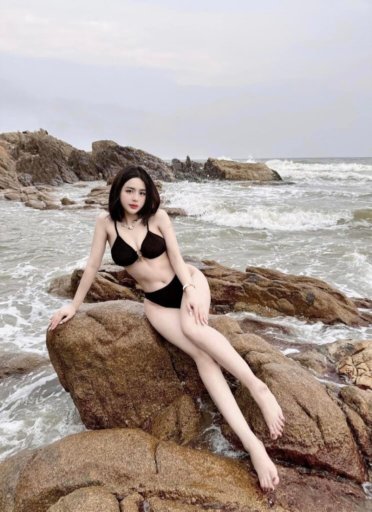 Vẻ đẹp đầy gợi cảm của gái xinh mặc bikini thiếu vải