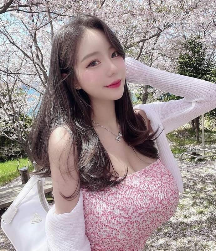 Gái đẹp khoe ngực ngắm hoa anh đào