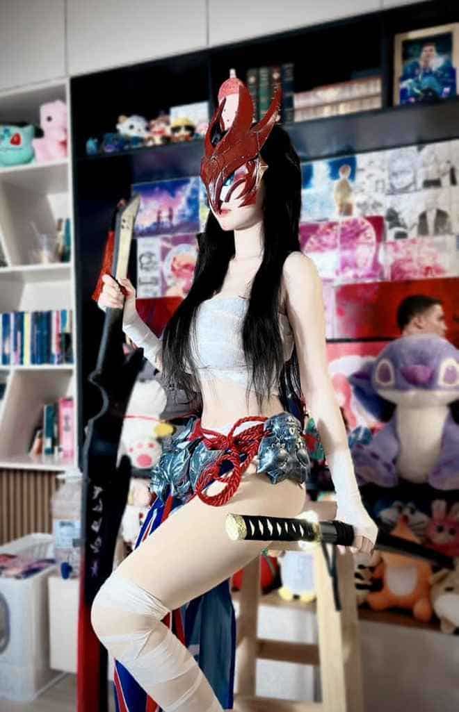 Gái xinh Cosplay lạnh lùng