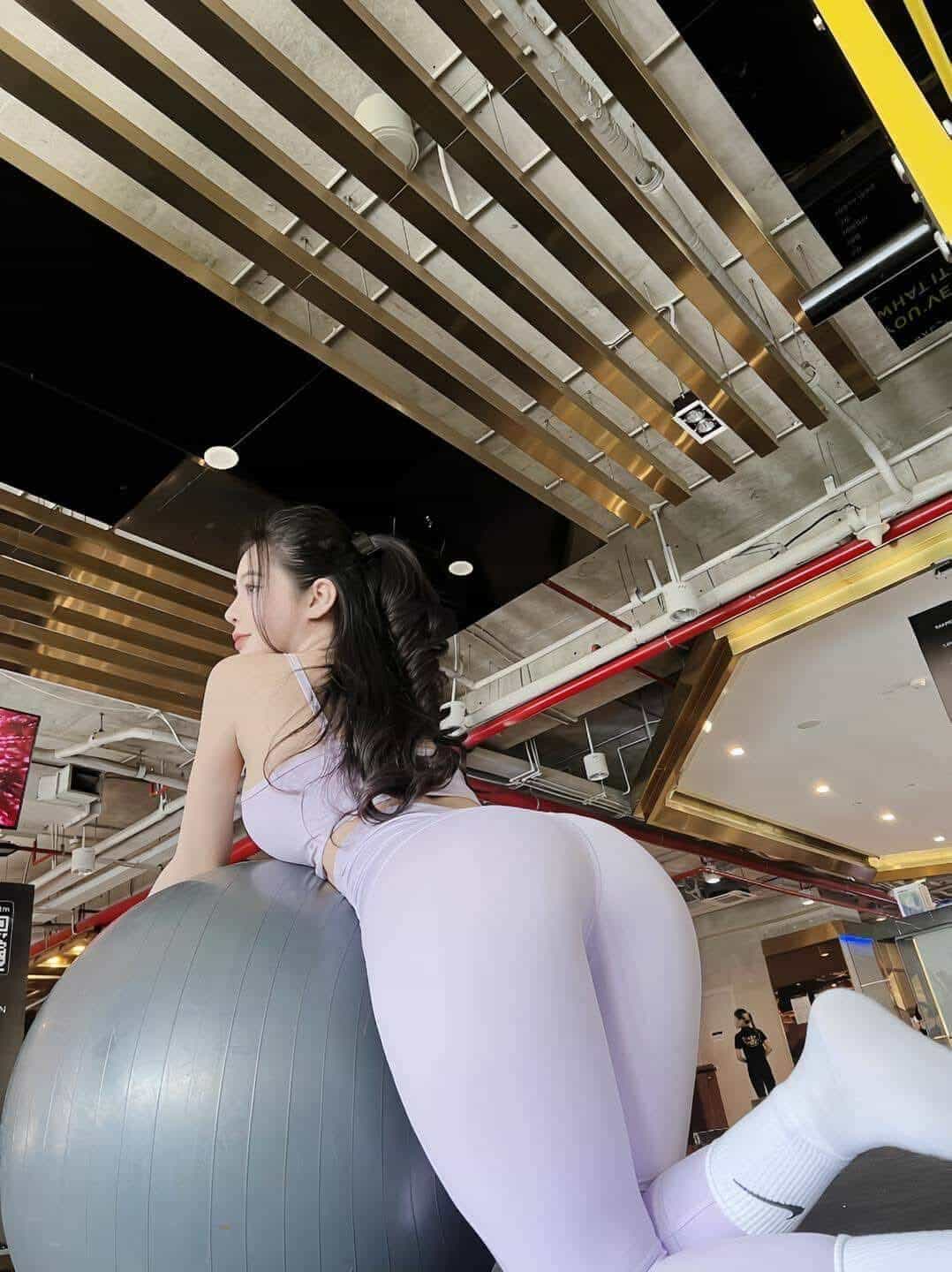 Gái khoe mông tập gym cực chất